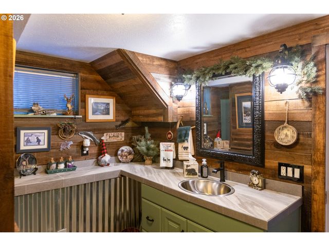 620 DAVIS St, Wasco, OR 97065