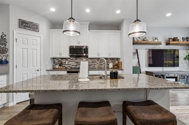 2064 LAKE WATERS PL, Lutz, FL 33558