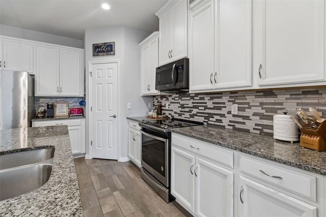 2064 LAKE WATERS PL, Lutz, FL 33558