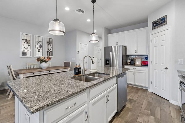 2064 LAKE WATERS PL, Lutz, FL 33558