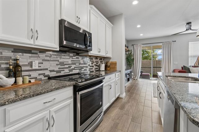 2064 LAKE WATERS PL, Lutz, FL 33558