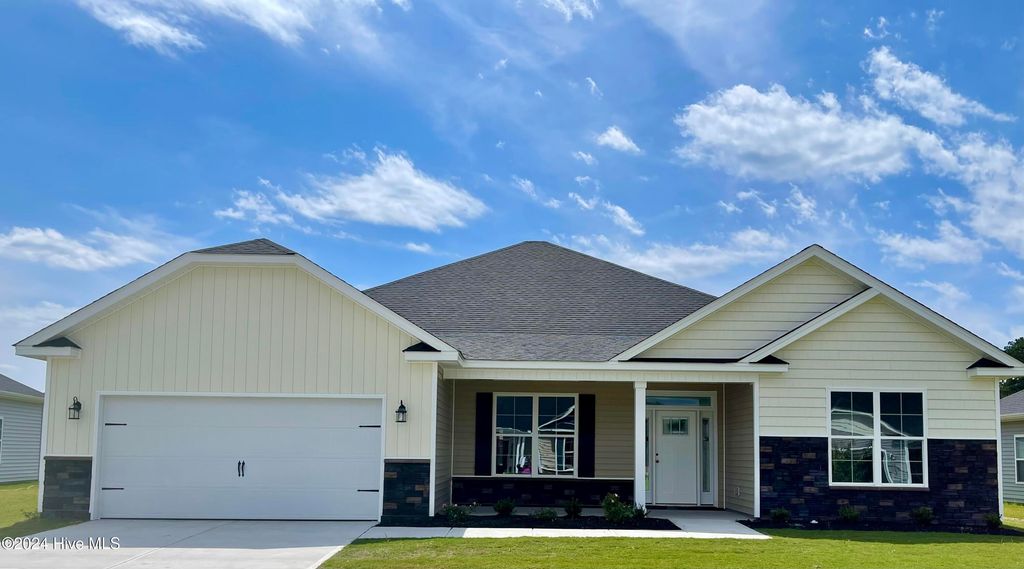 175 Seashore Street, Grimesland, NC 27837