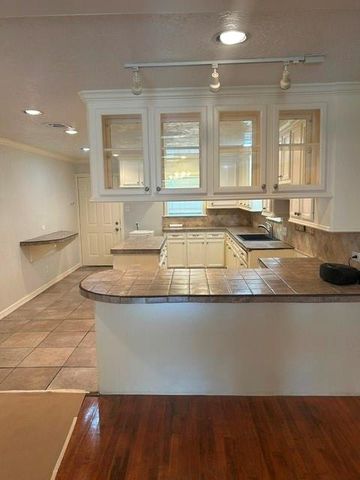 3260 Simmons Street, Houston, TX 77004