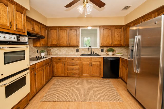 5132 Fairway Circle, De Cordova, TX 76049