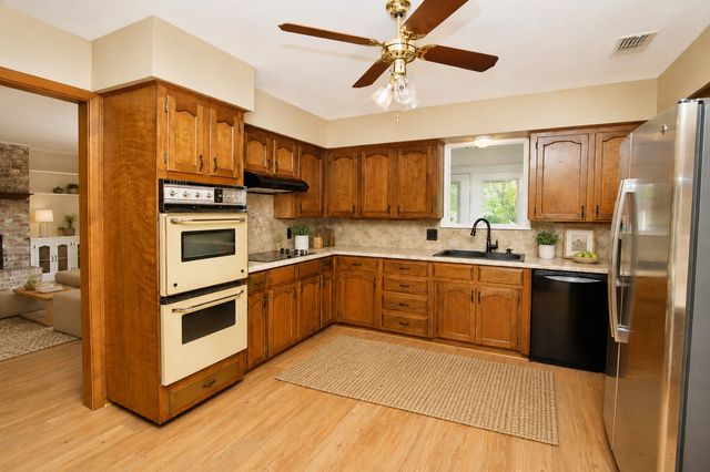 5132 Fairway Circle, De Cordova, TX 76049