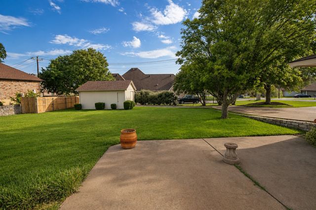 5132 Fairway Circle, De Cordova, TX 76049