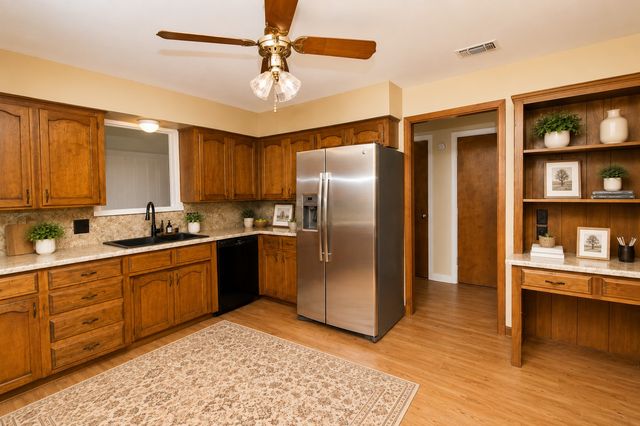 5132 Fairway Circle, De Cordova, TX 76049