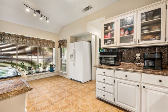 104 Holly Hill Dr, Kerrville, TX 78028