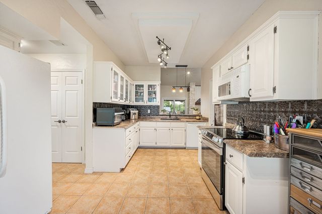 104 Holly Hill Dr, Kerrville, TX 78028