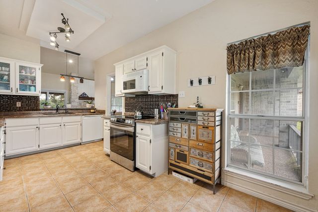 104 Holly Hill Dr, Kerrville, TX 78028