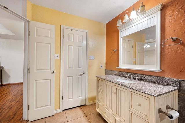 104 Holly Hill Dr, Kerrville, TX 78028