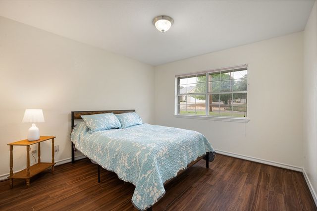 104 Holly Hill Dr, Kerrville, TX 78028