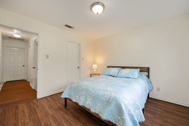 104 Holly Hill Dr, Kerrville, TX 78028