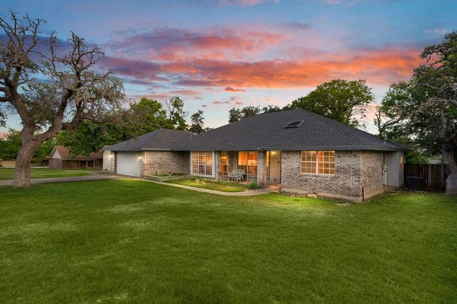 104 Holly Hill Dr, Kerrville, TX 78028