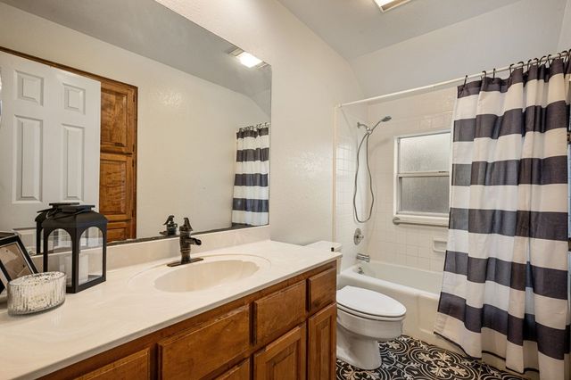 104 Holly Hill Dr, Kerrville, TX 78028