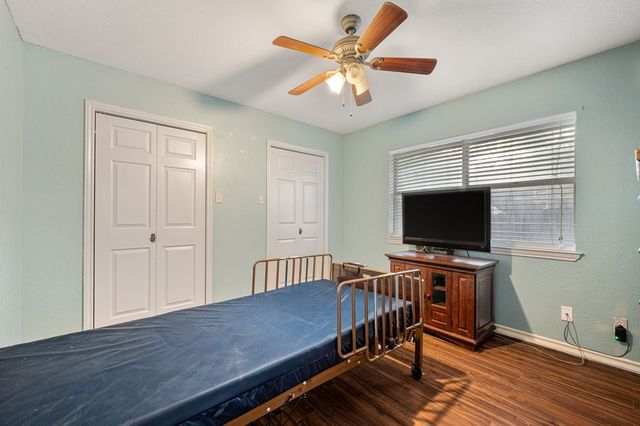 104 Holly Hill Dr, Kerrville, TX 78028