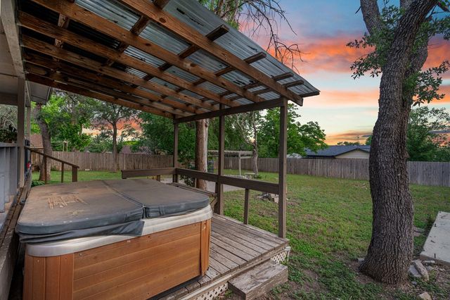104 Holly Hill Dr, Kerrville, TX 78028