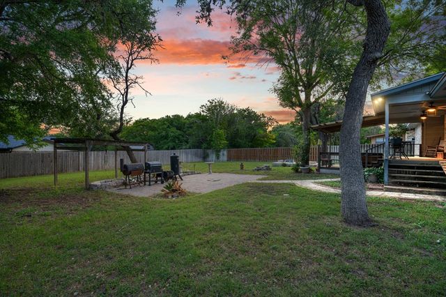 104 Holly Hill Dr, Kerrville, TX 78028