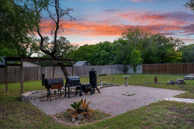 104 Holly Hill Dr, Kerrville, TX 78028