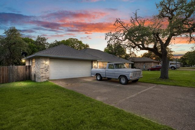 104 Holly Hill Dr, Kerrville, TX 78028