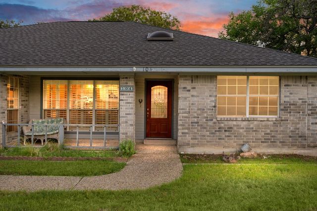 104 Holly Hill Dr, Kerrville, TX 78028