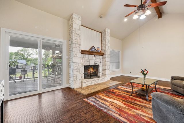 104 Holly Hill Dr, Kerrville, TX 78028