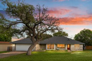 104 Holly Hill Dr, Kerrville, TX 78028