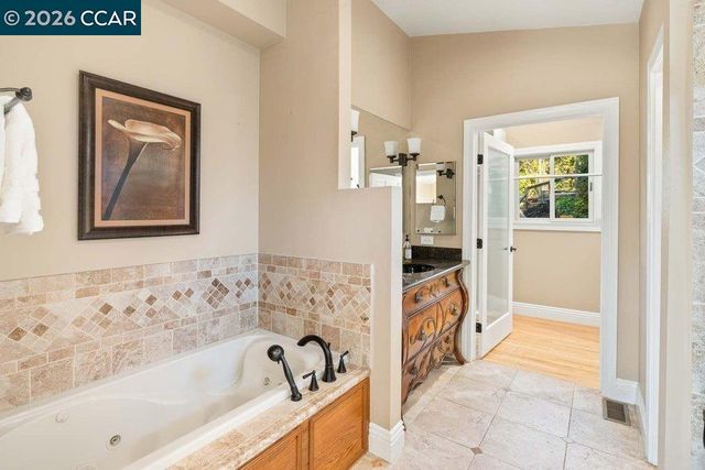 200 Longview Ter, Orinda, CA 94563