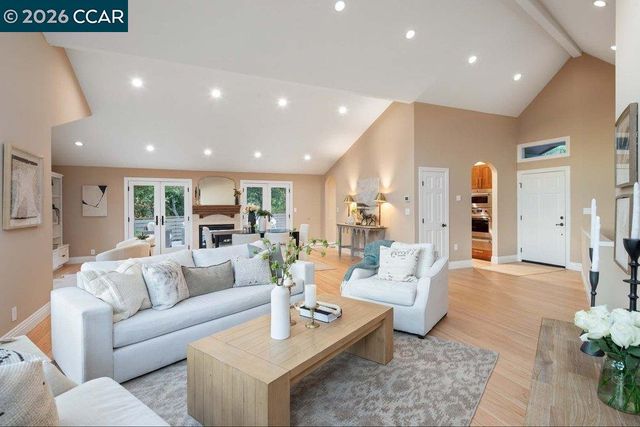 200 Longview Ter, Orinda, CA 94563