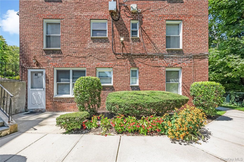 51 Edwards Street T, Roslyn Heights, NY 11577