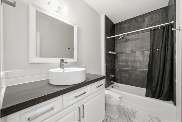 16387 Boston Commons Circle, Clive, IA 50325