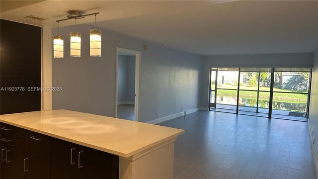 200 Lakeview Dr 111, Weston, FL 33326