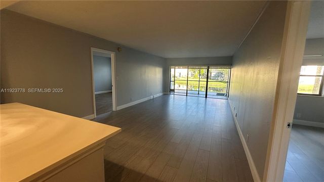 200 Lakeview Dr 111, Weston, FL 33326