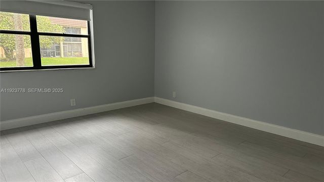 200 Lakeview Dr 111, Weston, FL 33326