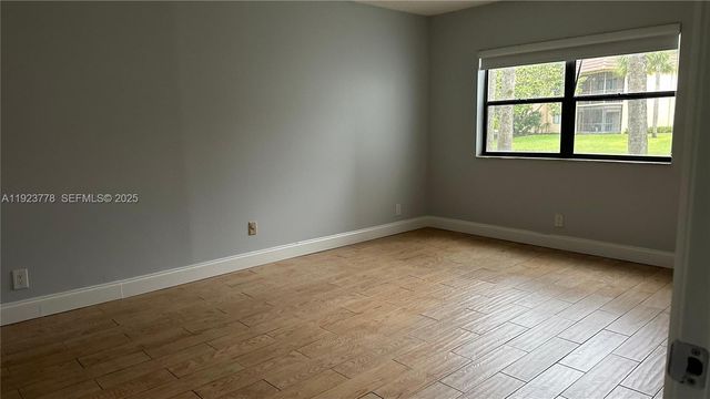 200 Lakeview Dr 111, Weston, FL 33326