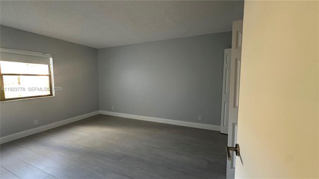 200 Lakeview Dr 111, Weston, FL 33326