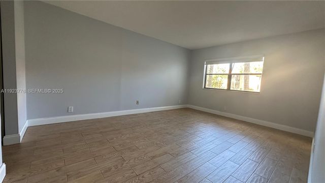 200 Lakeview Dr 111, Weston, FL 33326