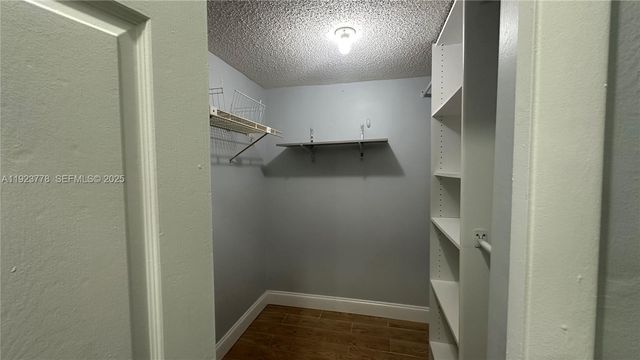 200 Lakeview Dr 111, Weston, FL 33326