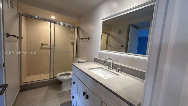 200 Lakeview Dr 111, Weston, FL 33326