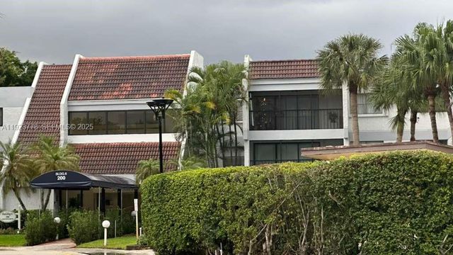 200 Lakeview Dr 111, Weston, FL 33326