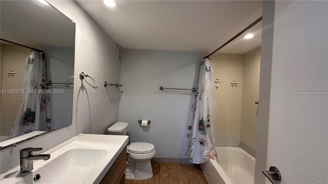 200 Lakeview Dr 111, Weston, FL 33326