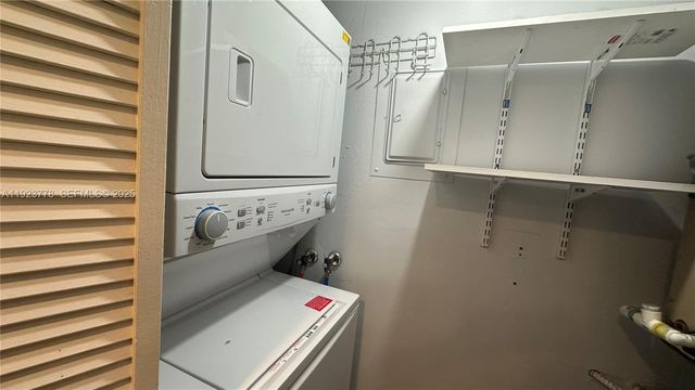 200 Lakeview Dr 111, Weston, FL 33326