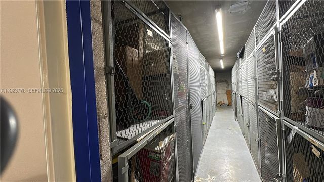 200 Lakeview Dr 111, Weston, FL 33326