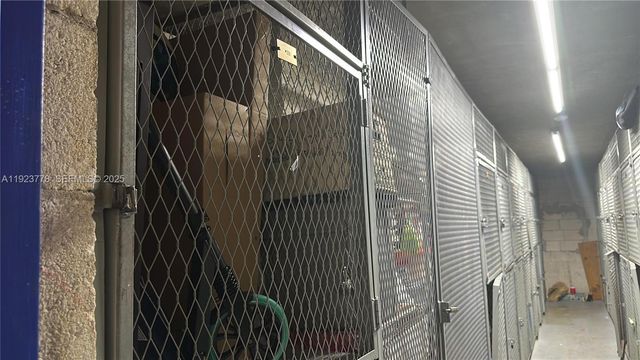 200 Lakeview Dr 111, Weston, FL 33326