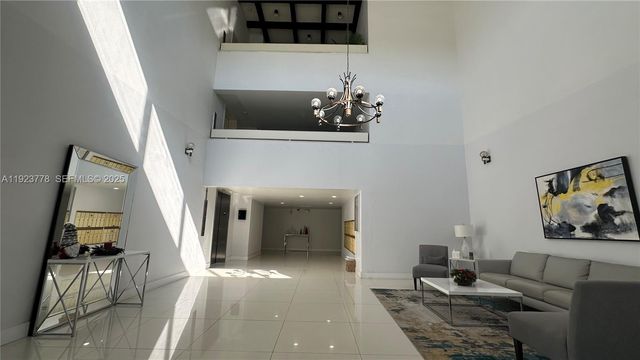 200 Lakeview Dr 111, Weston, FL 33326