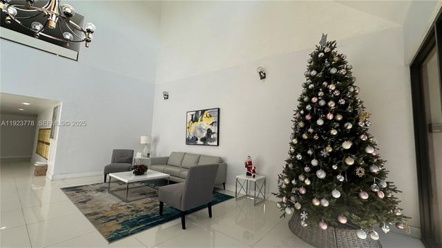 200 Lakeview Dr 111, Weston, FL 33326