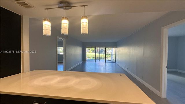 200 Lakeview Dr 111, Weston, FL 33326