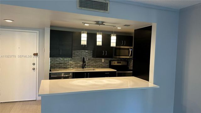 200 Lakeview Dr 111, Weston, FL 33326