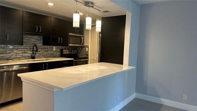 200 Lakeview Dr 111, Weston, FL 33326
