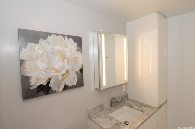 987 Queen Street 1208, Honolulu, HI 96814